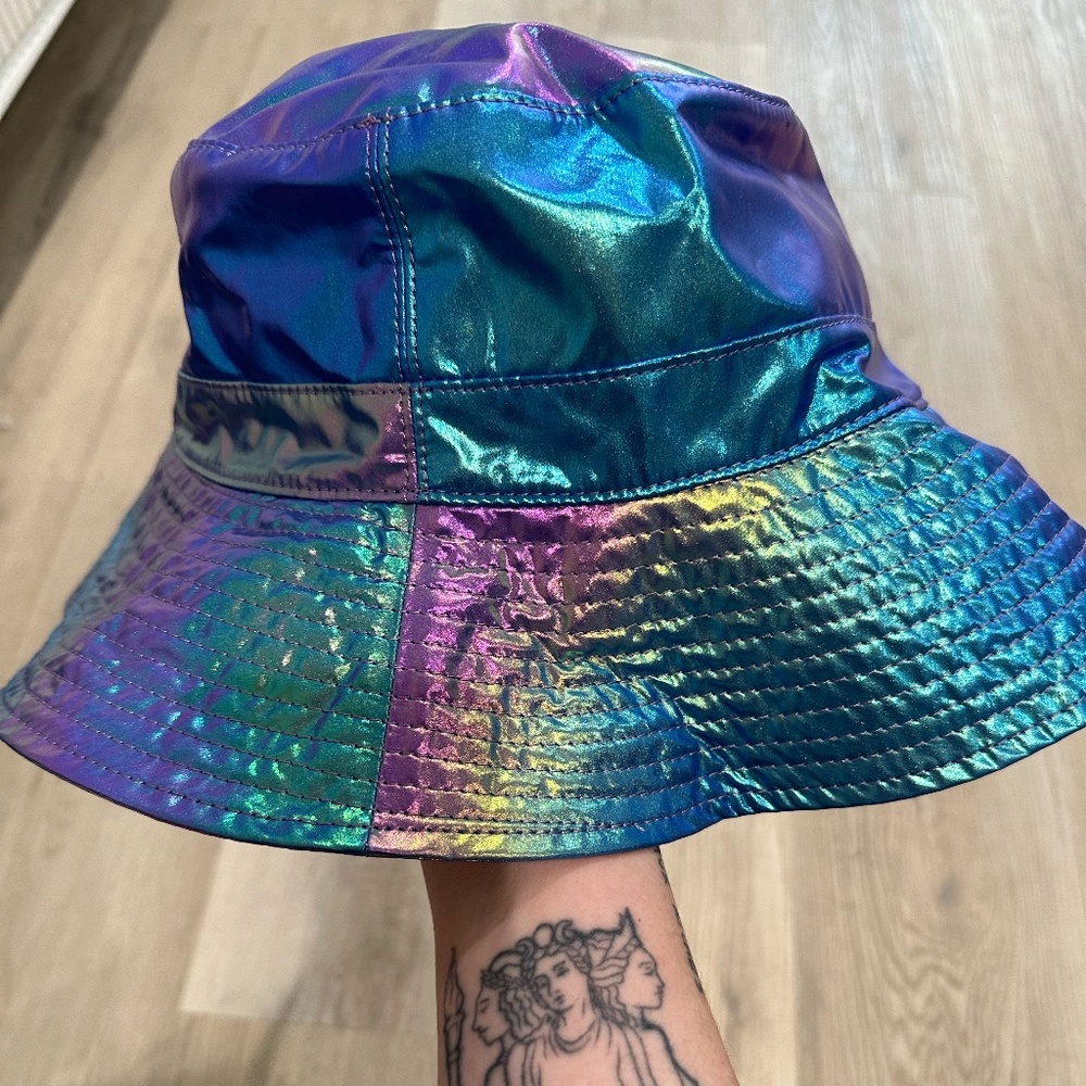 GANNI Iridescent Quilted Recycled Tech Bucket Hat NWT - Picture 4 of 7